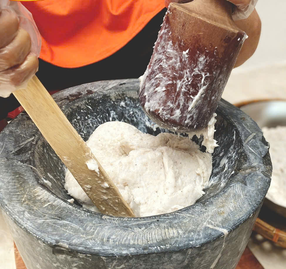 Chả mực giã tay và chiếc cối đá của bà